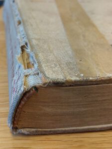 trasig bok väntar på lagningar